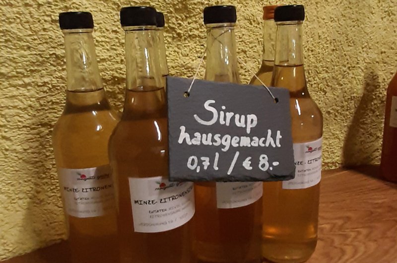 flaschen mit hausgemachten sirup und schild 