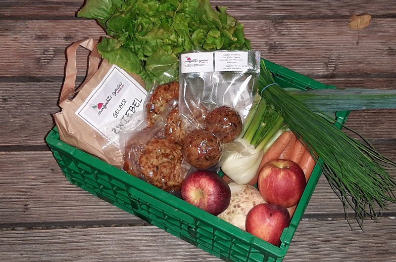 korb mit obst gemüse und knoedel 