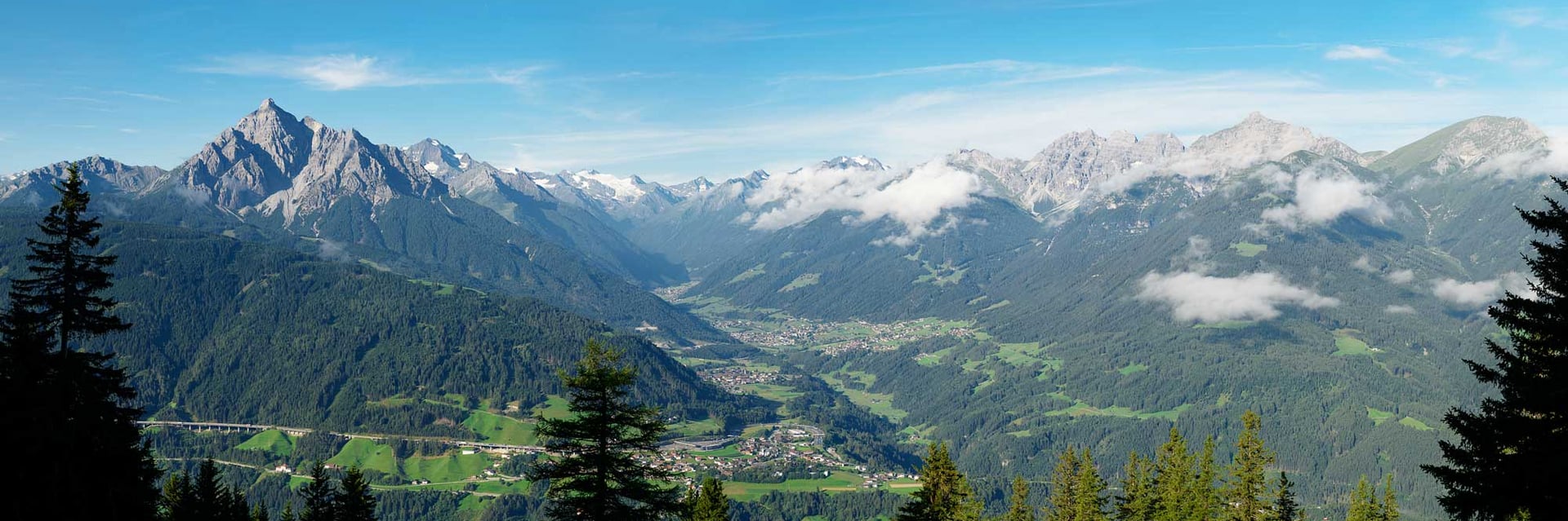 Talpanorama Stubaital im Sommer mit einer Bergkulisse