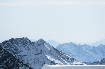 Snowboarder springt über Kicker bei den Stubai Prime Park Sessions