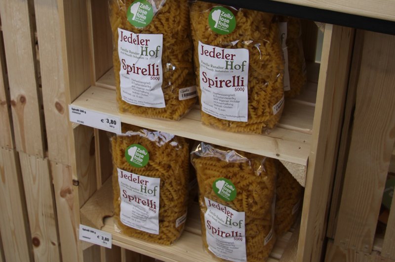 verpackte nudeln im regal von jedeler hof 