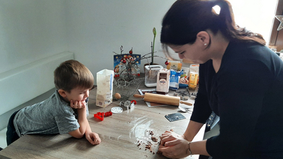 mutter backt kekse mit kind 