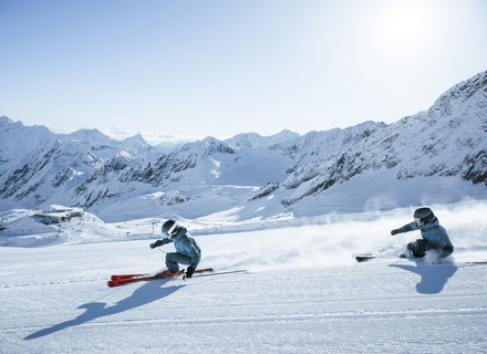 Zwei Skifahrer seitlich beim skifahren am Stubaier Gletscher