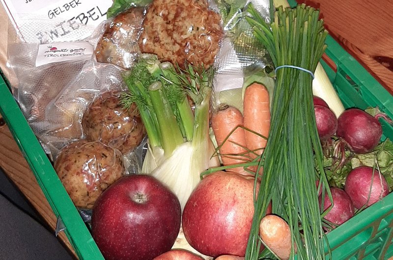 ein korb mit zwiebel,aepfel und kartoffel 