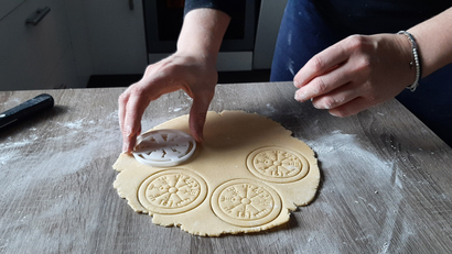 kekse mit muster ausstechen 