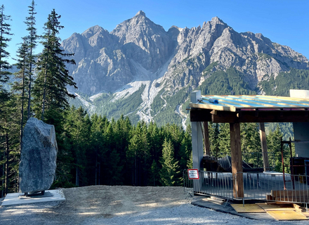Blick vom Weg aus auf das Serleskirchl während des Bau's.