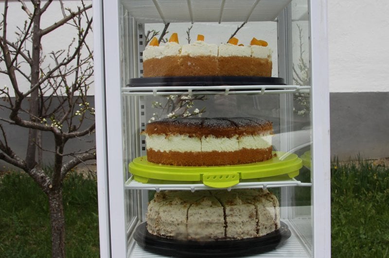 drei kuchen in einer vitrine 
