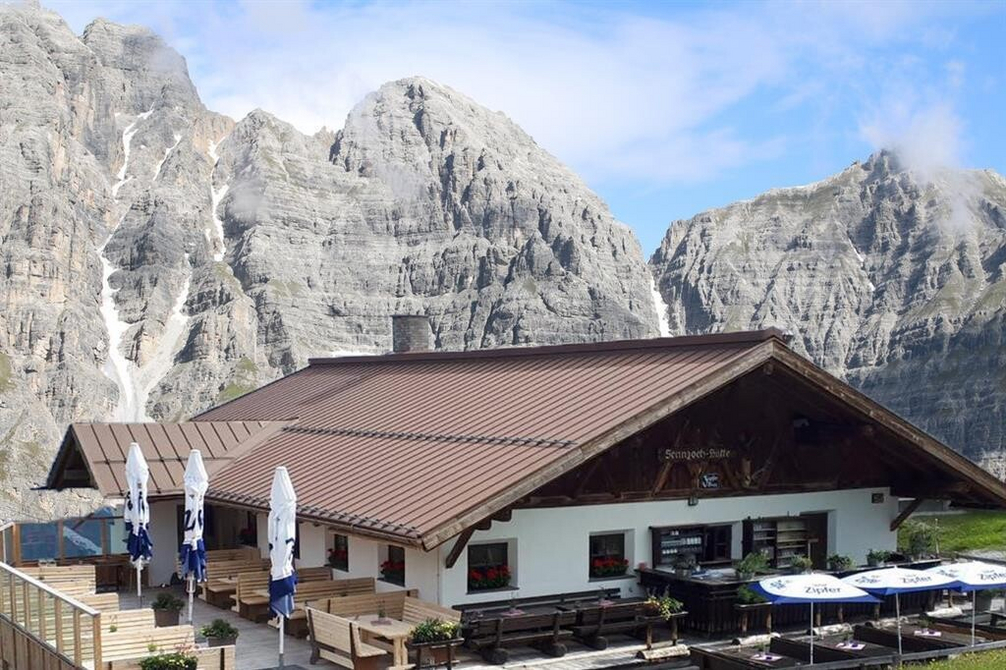 Sennjoch-Hütte Sommer.jpg