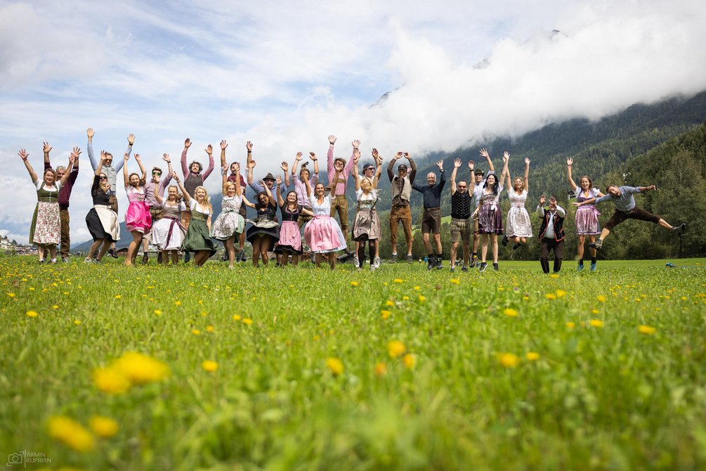 Dirndl und Lederhosenfliegen Gruppenbild
