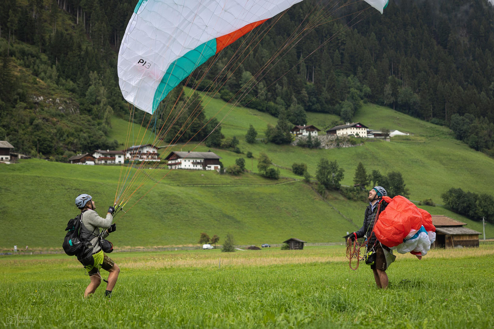 Dirndl und Lederhosenfliegen Landung